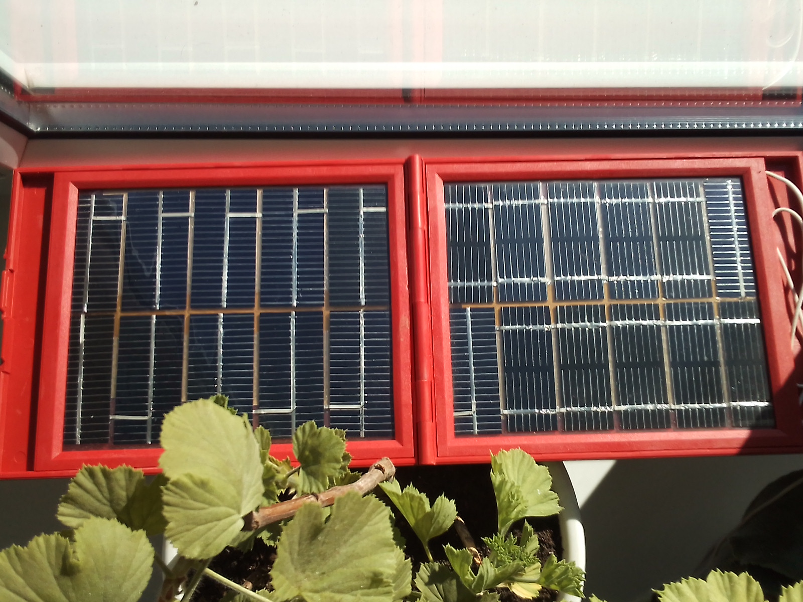 Смартик при выключенном состоянии вполне себе заряжает...