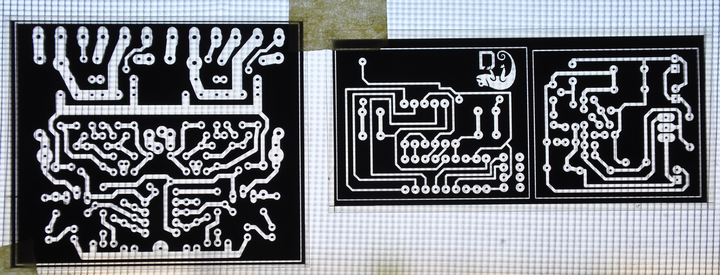 Отладочная плата для atmega8 схема. Трафарет для монтажа печатных плат. Схема печатной платы. Печатная электроника. Фотошаблон печатной платы.